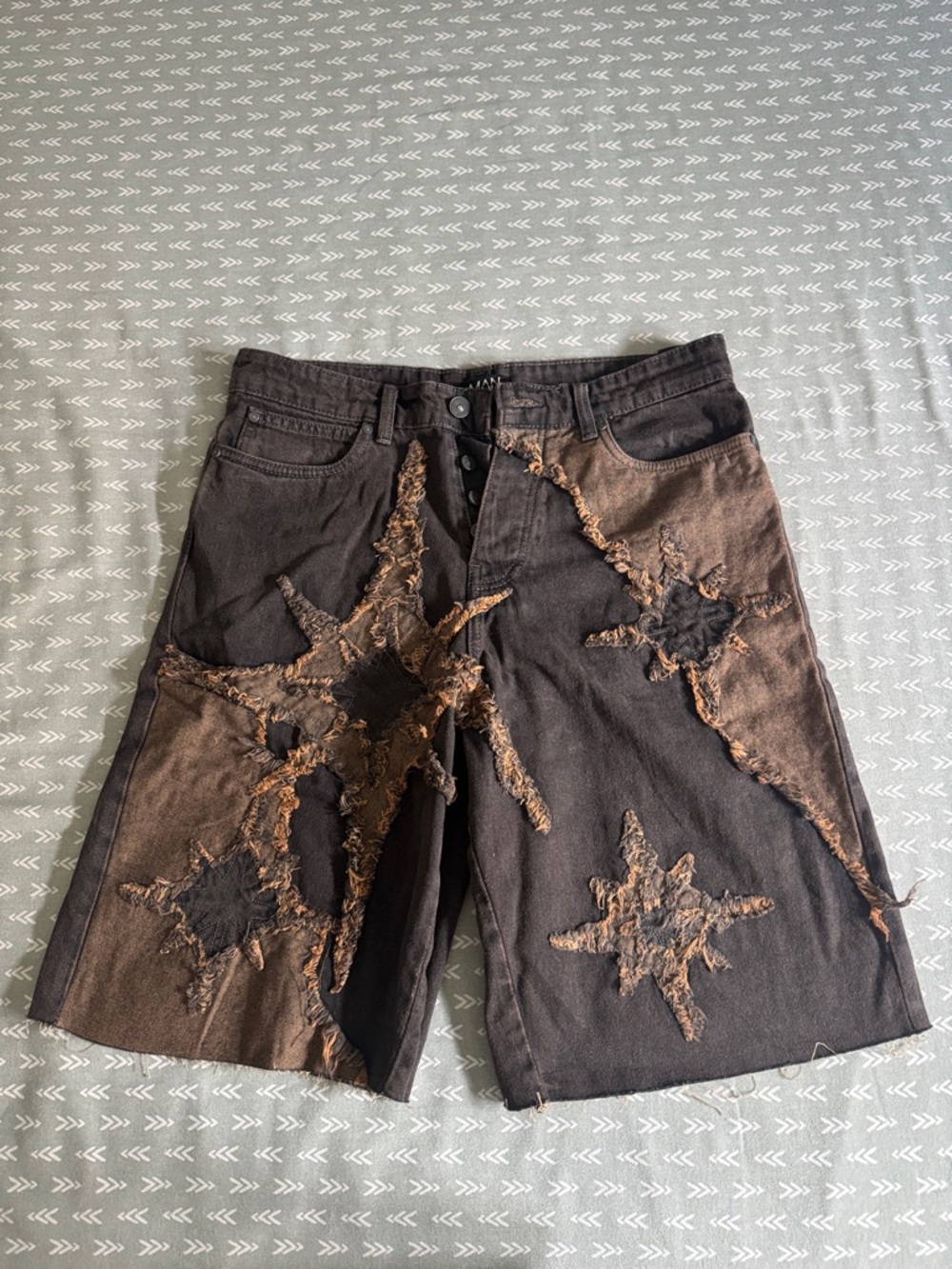 Boohoo Mens Two-Tone Distressed Star Patch Denim Shorts